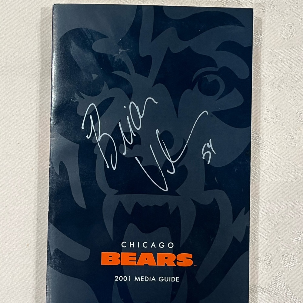 Brian Urlacher Signed Chicago Bears Media Guide - Picture 3 of 6